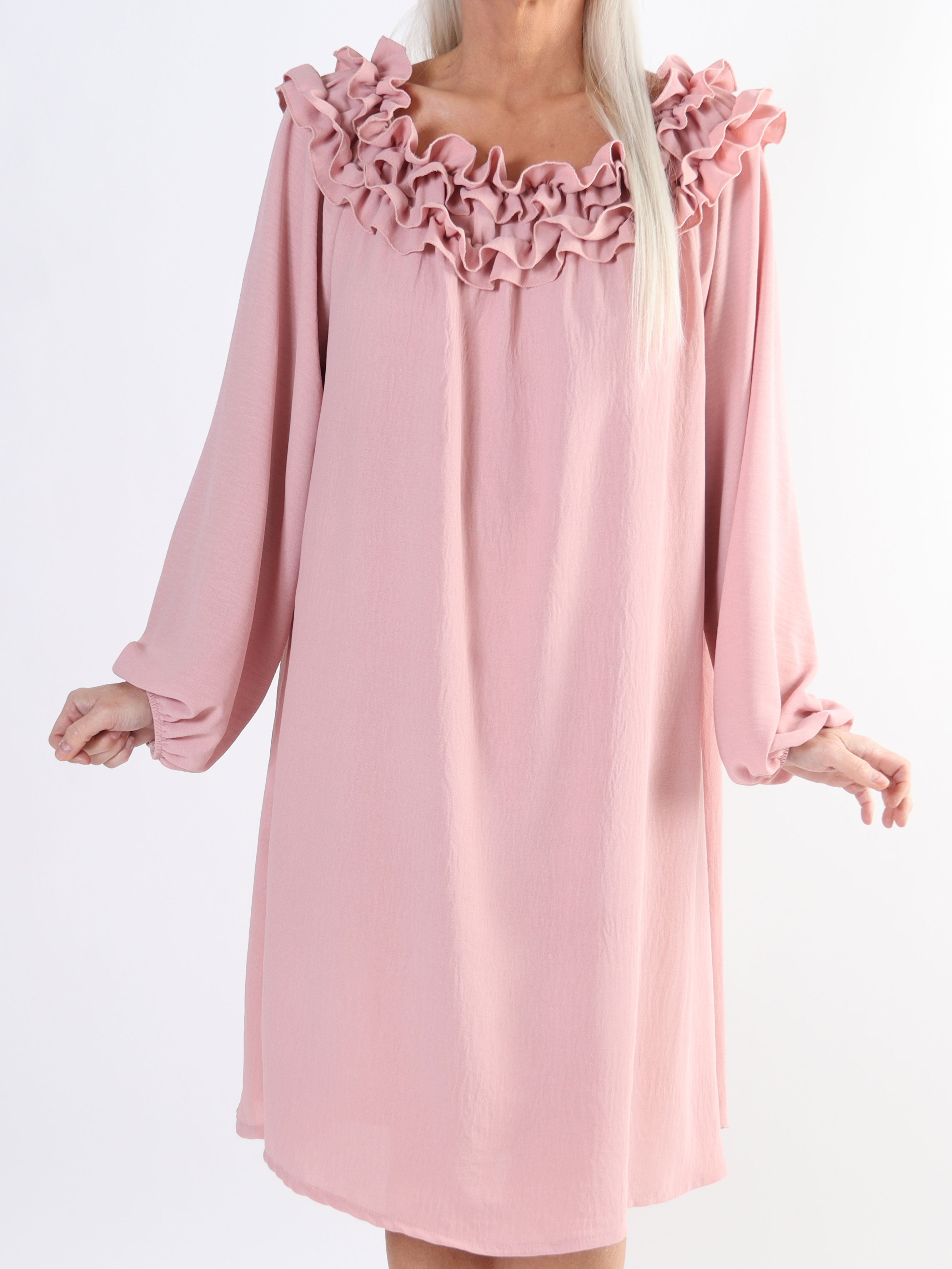 Chili Dress - Plus size kjole med lange ærmer og flæser